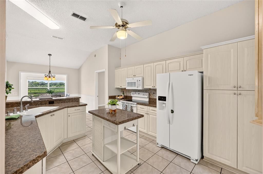For Sale: $350,000 (2 beds, 2 baths, 1417 Square Feet)