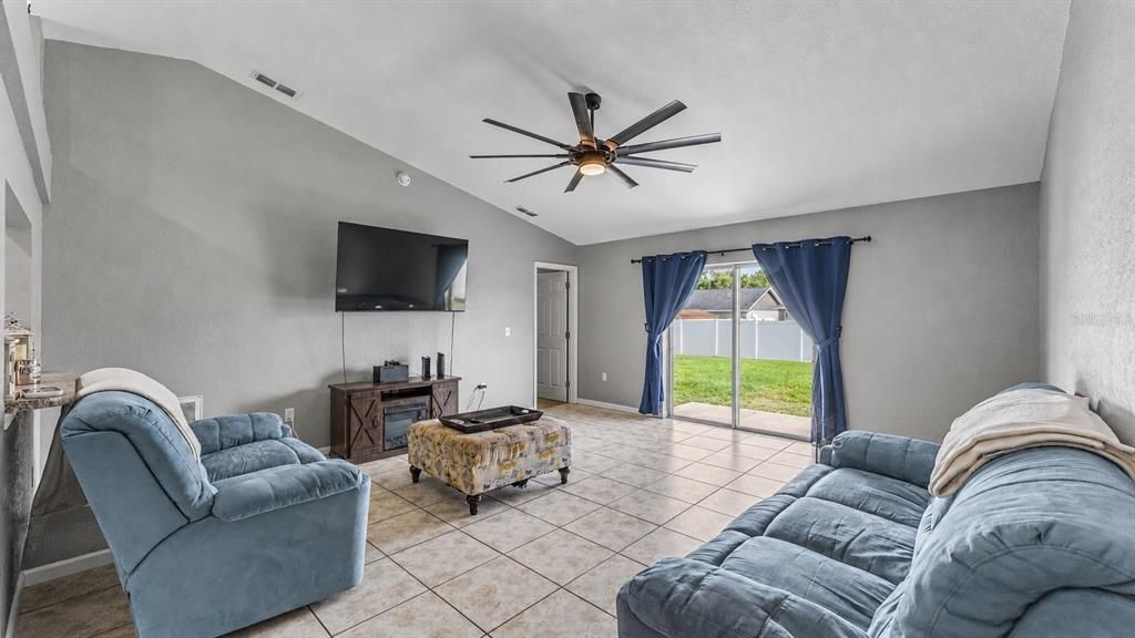 For Sale: $245,000 (3 beds, 2 baths, 1252 Square Feet)