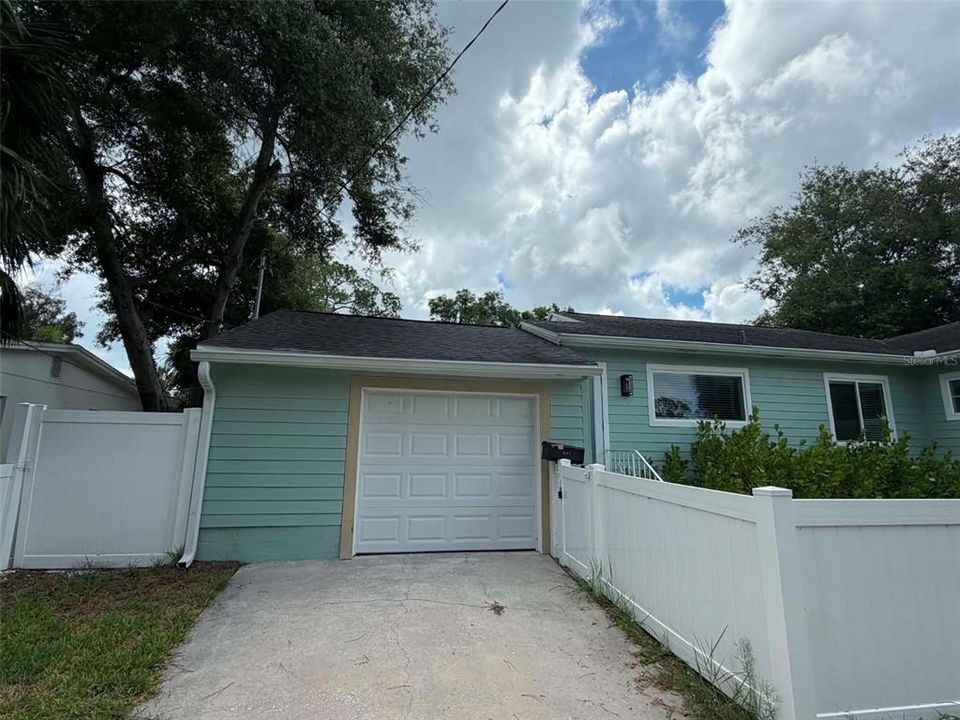 Active With Contract: $2,850 (2 beds, 2 baths, 1202 Square Feet)
