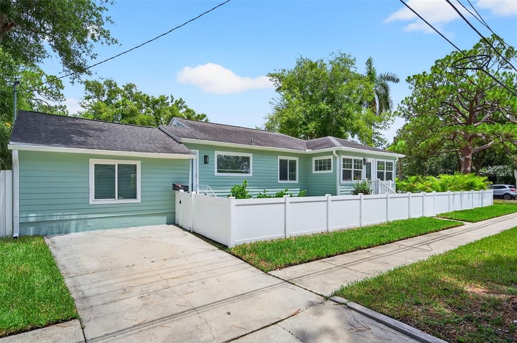 Active With Contract: $2,850 (2 beds, 2 baths, 1202 Square Feet)