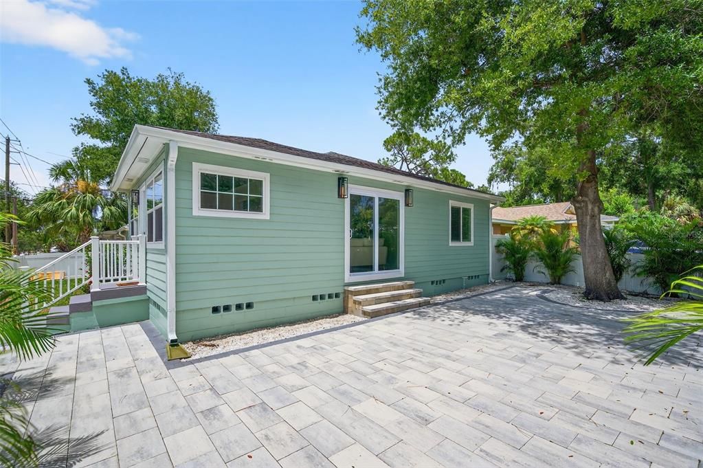 Active With Contract: $2,850 (2 beds, 2 baths, 1202 Square Feet)