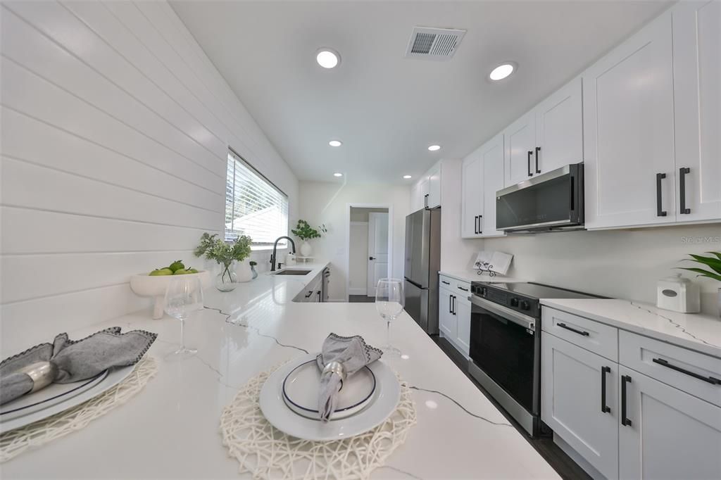 Active With Contract: $2,850 (2 beds, 2 baths, 1202 Square Feet)