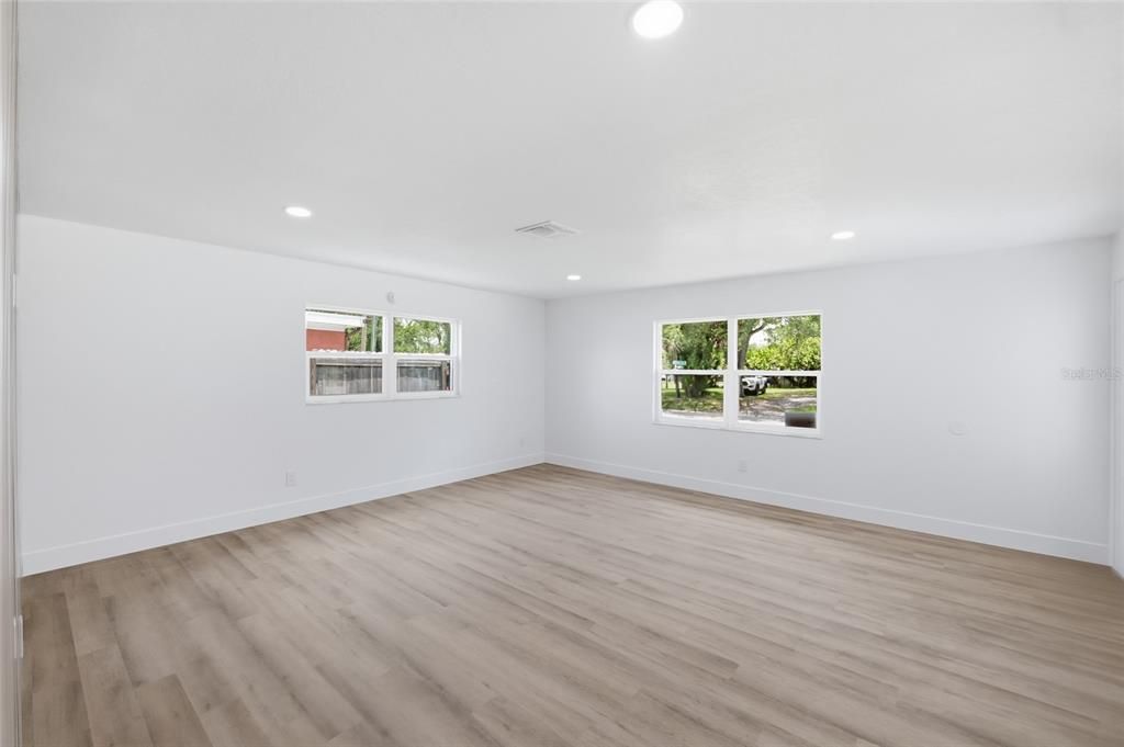 На продажу: $389,900 (4 спален, 2 ванн, 1400 Квадратных фут)