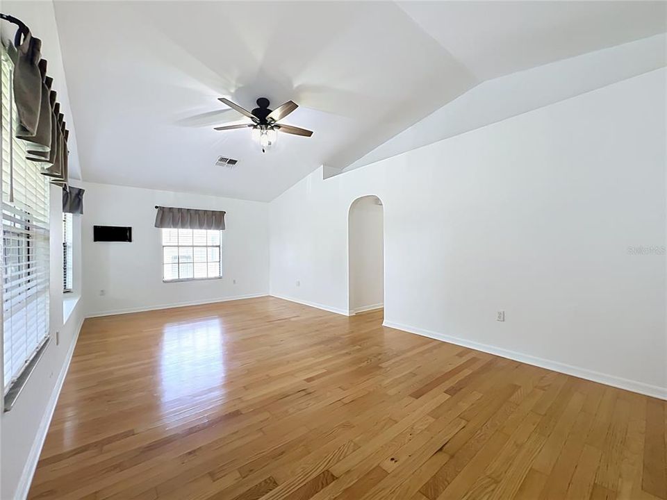 Activo con contrato: $350,000 (4 camas, 2 baños, 1612 Pies cuadrados)