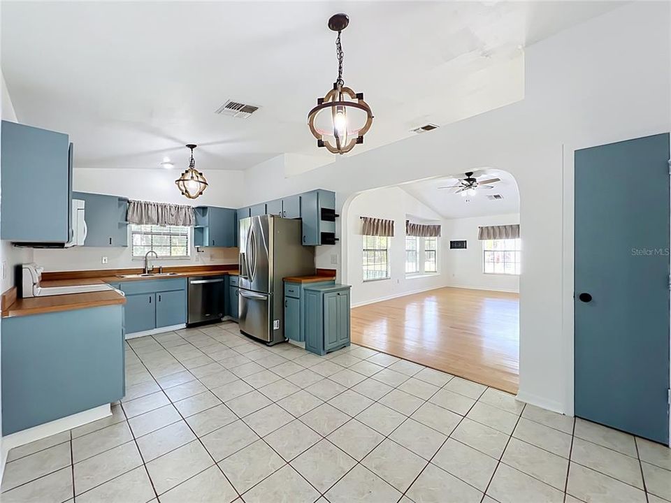 Activo con contrato: $350,000 (4 camas, 2 baños, 1612 Pies cuadrados)