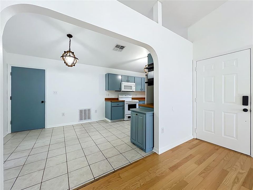 Activo con contrato: $350,000 (4 camas, 2 baños, 1612 Pies cuadrados)