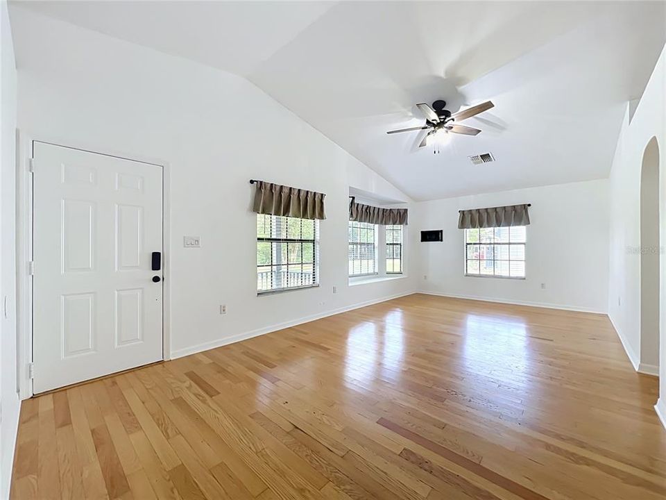Activo con contrato: $350,000 (4 camas, 2 baños, 1612 Pies cuadrados)