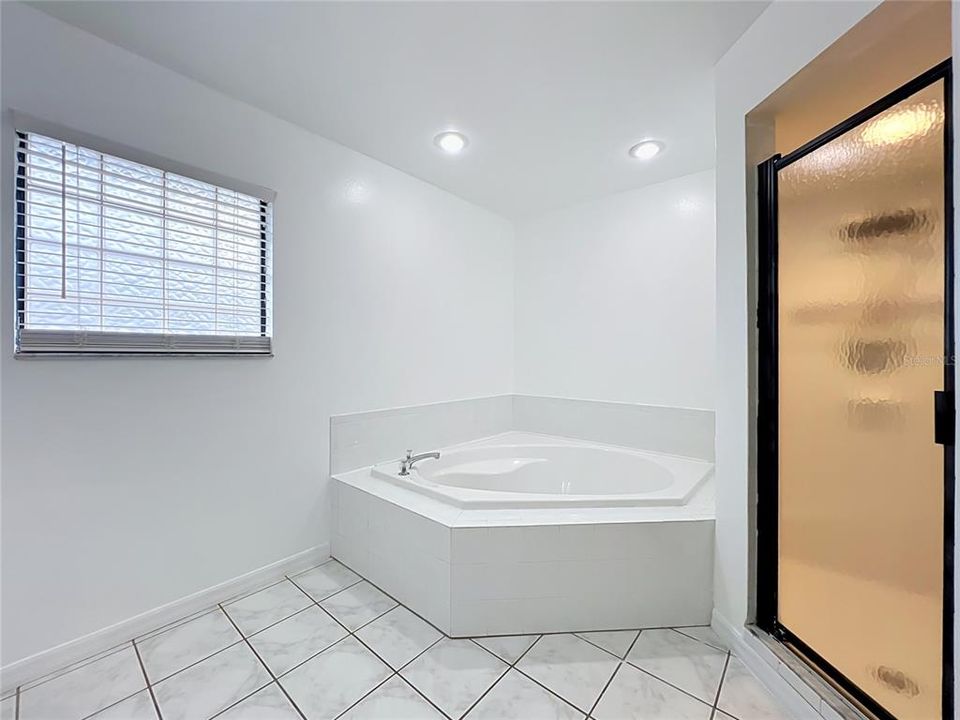Activo con contrato: $350,000 (4 camas, 2 baños, 1612 Pies cuadrados)