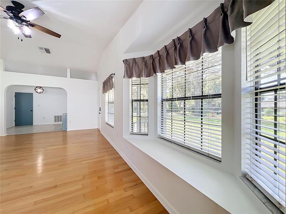 Activo con contrato: $350,000 (4 camas, 2 baños, 1612 Pies cuadrados)