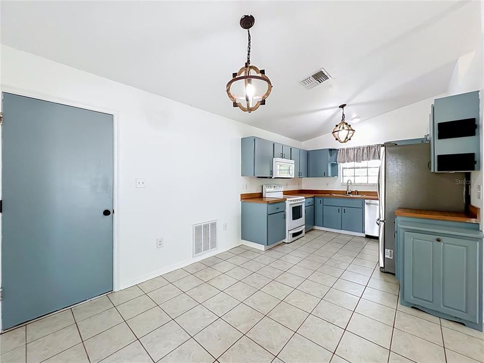 Activo con contrato: $350,000 (4 camas, 2 baños, 1612 Pies cuadrados)