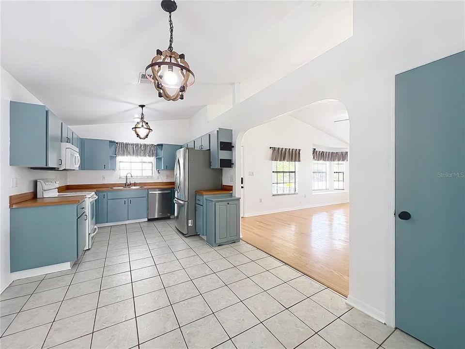 Activo con contrato: $350,000 (4 camas, 2 baños, 1612 Pies cuadrados)