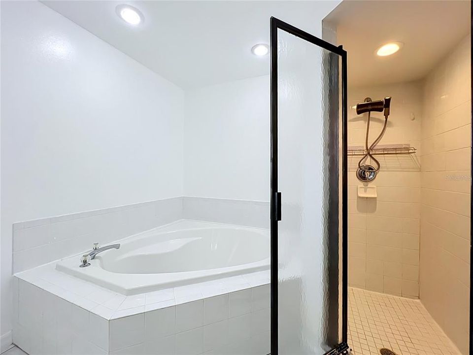 Activo con contrato: $350,000 (4 camas, 2 baños, 1612 Pies cuadrados)