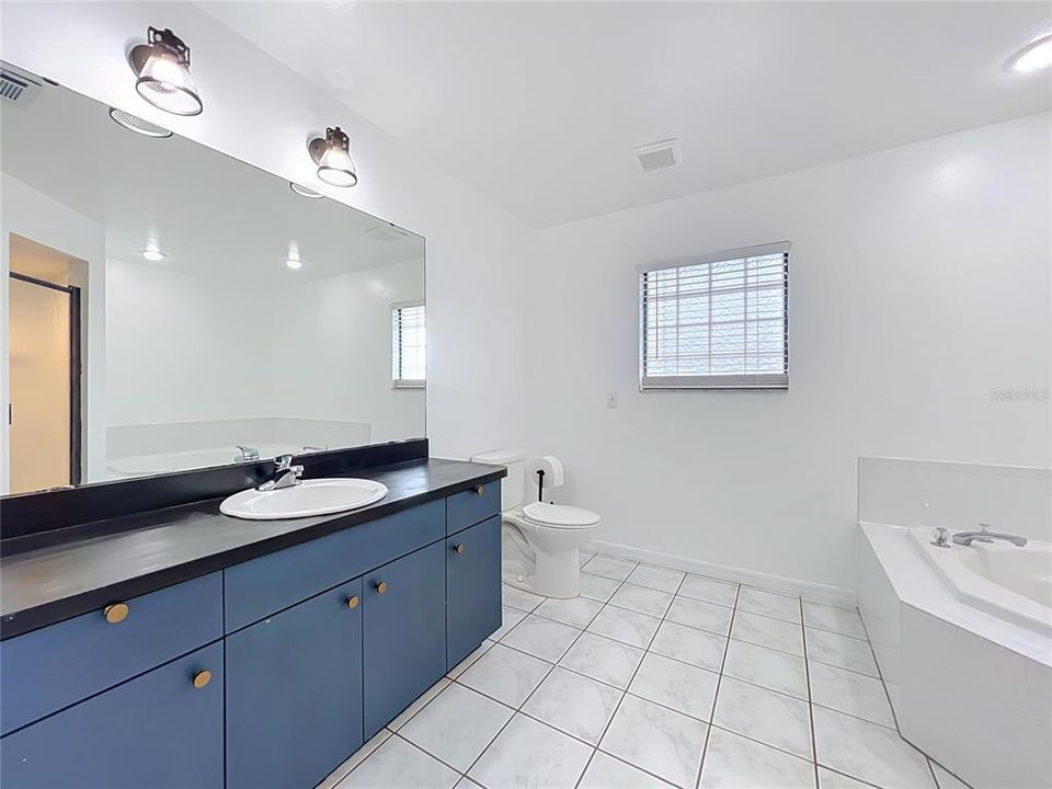Activo con contrato: $350,000 (4 camas, 2 baños, 1612 Pies cuadrados)