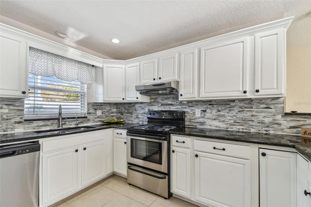 For Rent: $2,800 (3 beds, 2 baths, 1294 Square Feet)