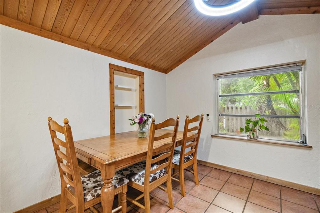 На продажу: $375,000 (3 спален, 2 ванн, 1457 Квадратных фут)