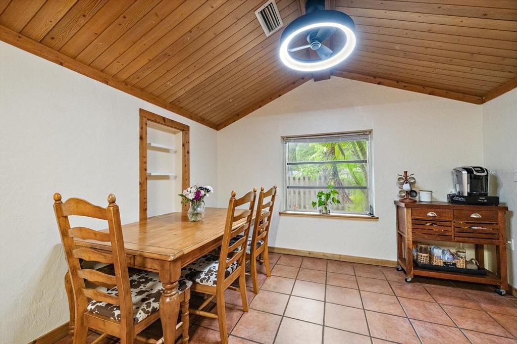 На продажу: $375,000 (3 спален, 2 ванн, 1457 Квадратных фут)
