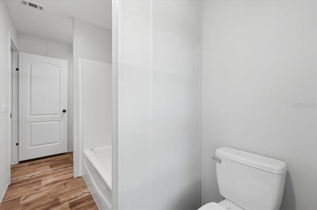 Под контрактом: $295,999 (3 спален, 2 ванн, 1580 Квадратных фут)