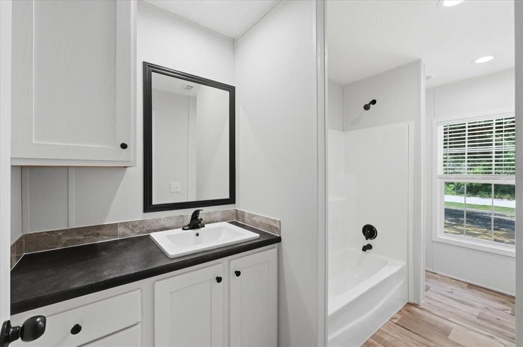 Под контрактом: $295,999 (3 спален, 2 ванн, 1580 Квадратных фут)