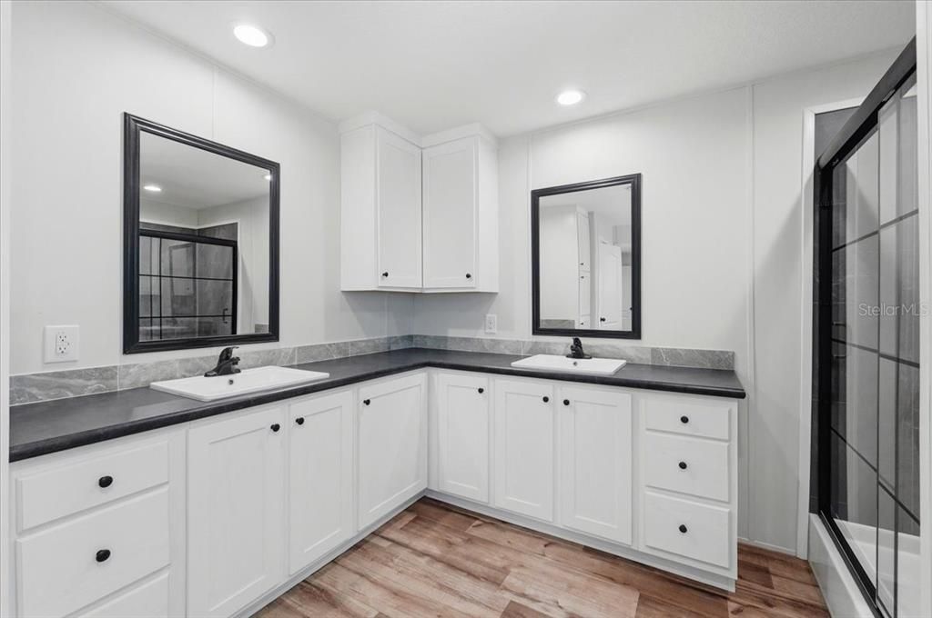 Под контрактом: $295,999 (3 спален, 2 ванн, 1580 Квадратных фут)