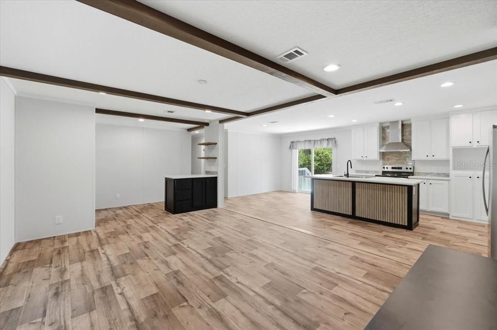 Под контрактом: $295,999 (3 спален, 2 ванн, 1580 Квадратных фут)