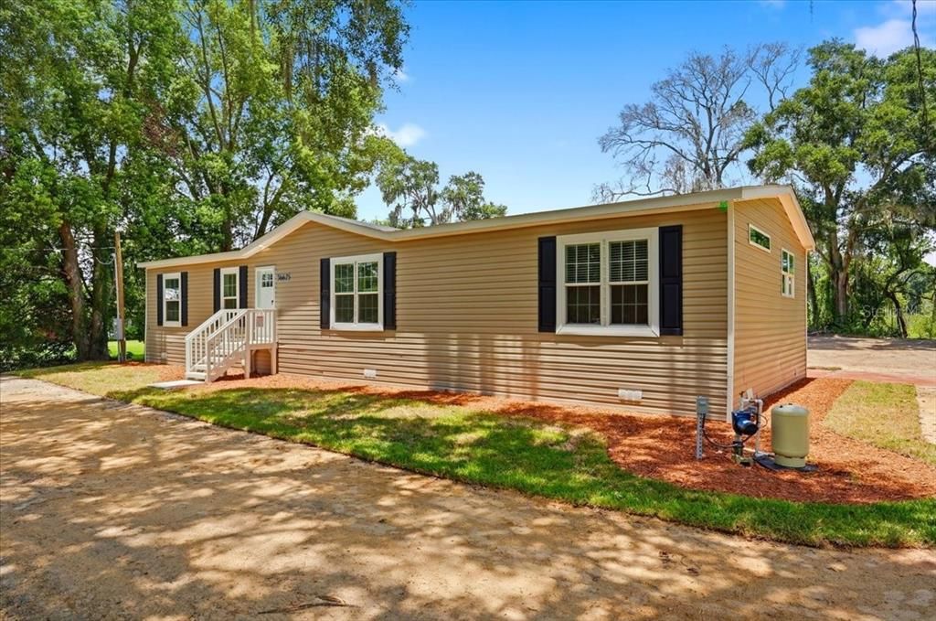 Под контрактом: $295,999 (3 спален, 2 ванн, 1580 Квадратных фут)