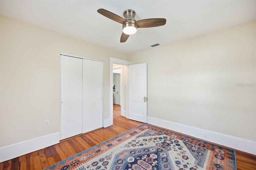 For Sale: $349,900 (2 beds, 1 baths, 912 Square Feet)
