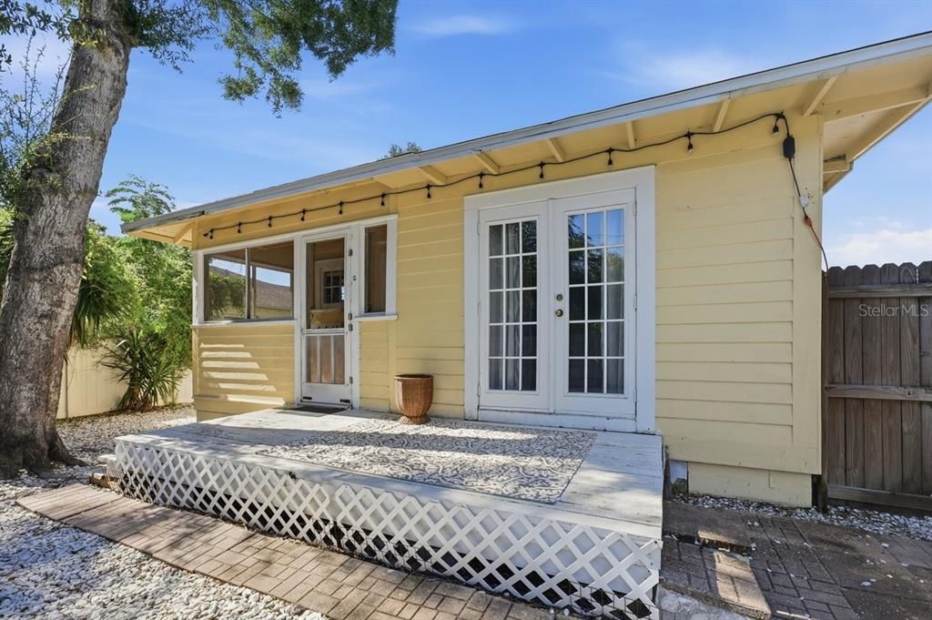 For Sale: $349,900 (2 beds, 1 baths, 912 Square Feet)