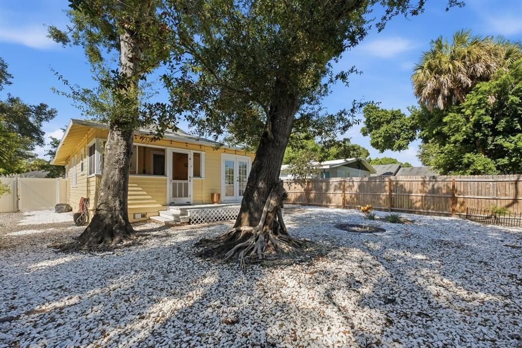 For Sale: $349,900 (2 beds, 1 baths, 912 Square Feet)