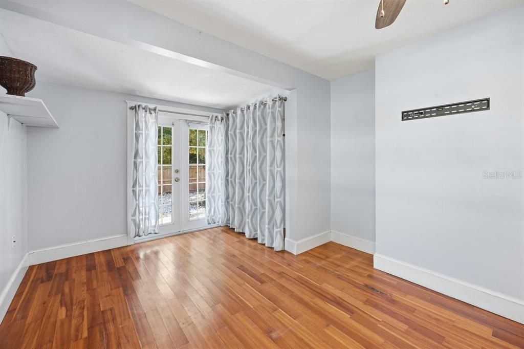 For Sale: $349,900 (2 beds, 1 baths, 912 Square Feet)