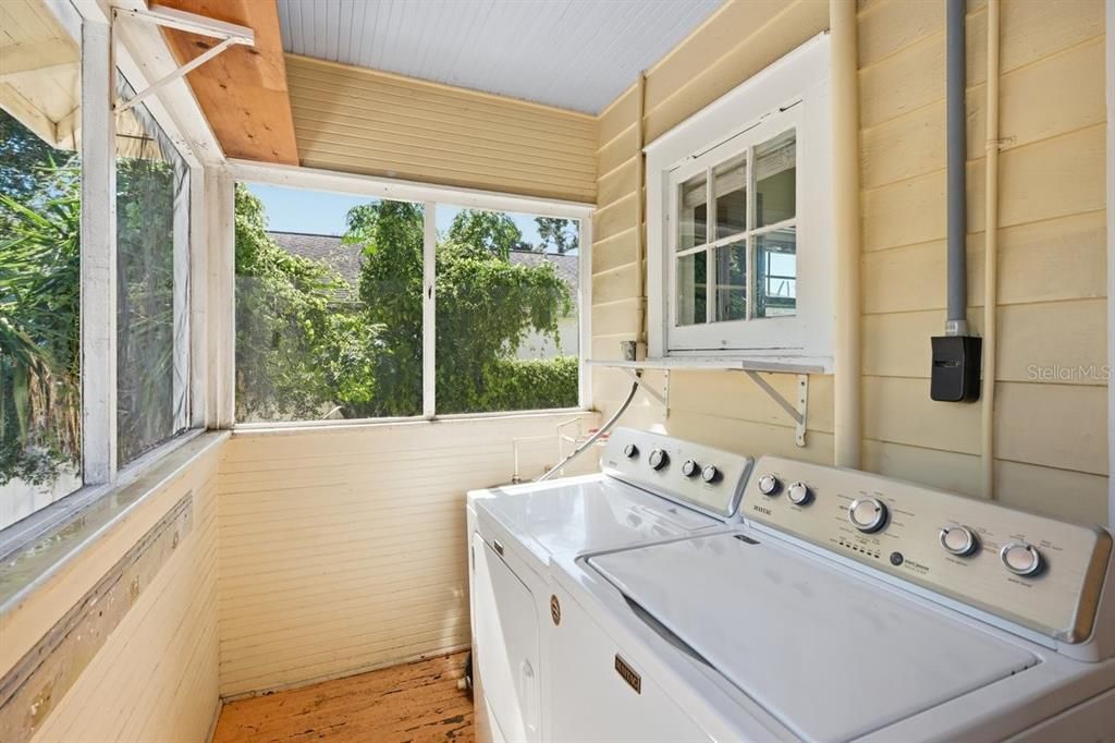 For Sale: $349,900 (2 beds, 1 baths, 912 Square Feet)