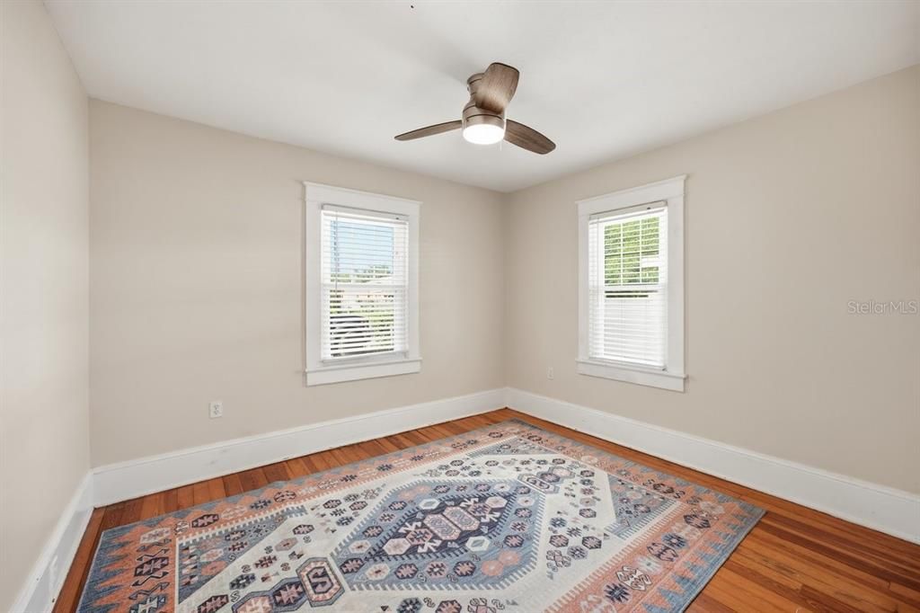 For Sale: $349,900 (2 beds, 1 baths, 912 Square Feet)