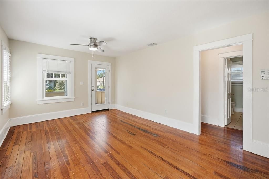 For Sale: $349,900 (2 beds, 1 baths, 912 Square Feet)