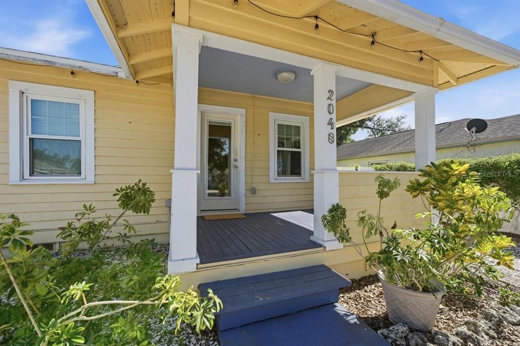 For Sale: $349,900 (2 beds, 1 baths, 912 Square Feet)
