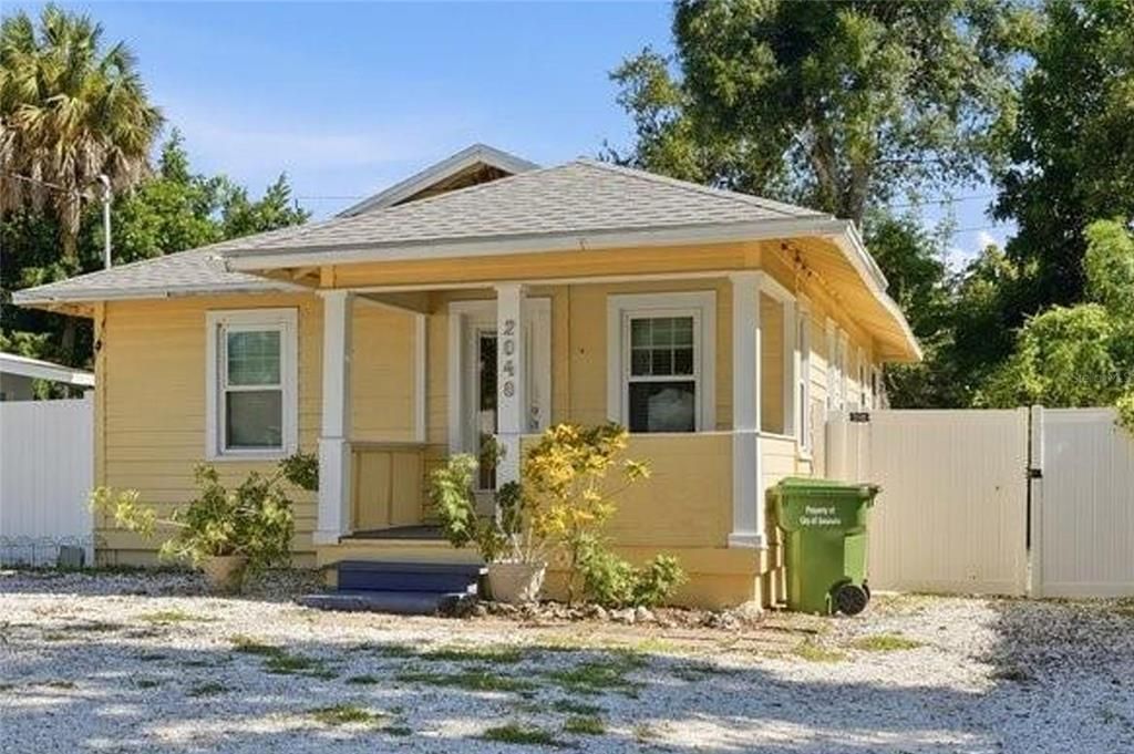 For Sale: $349,900 (2 beds, 1 baths, 912 Square Feet)
