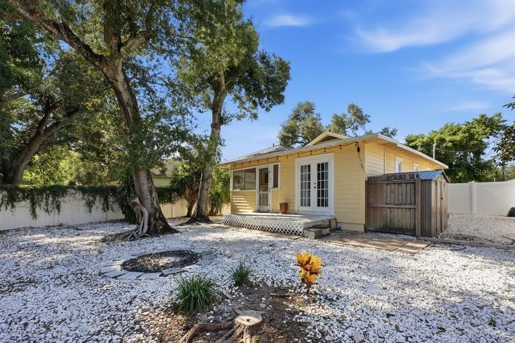 For Sale: $349,900 (2 beds, 1 baths, 912 Square Feet)
