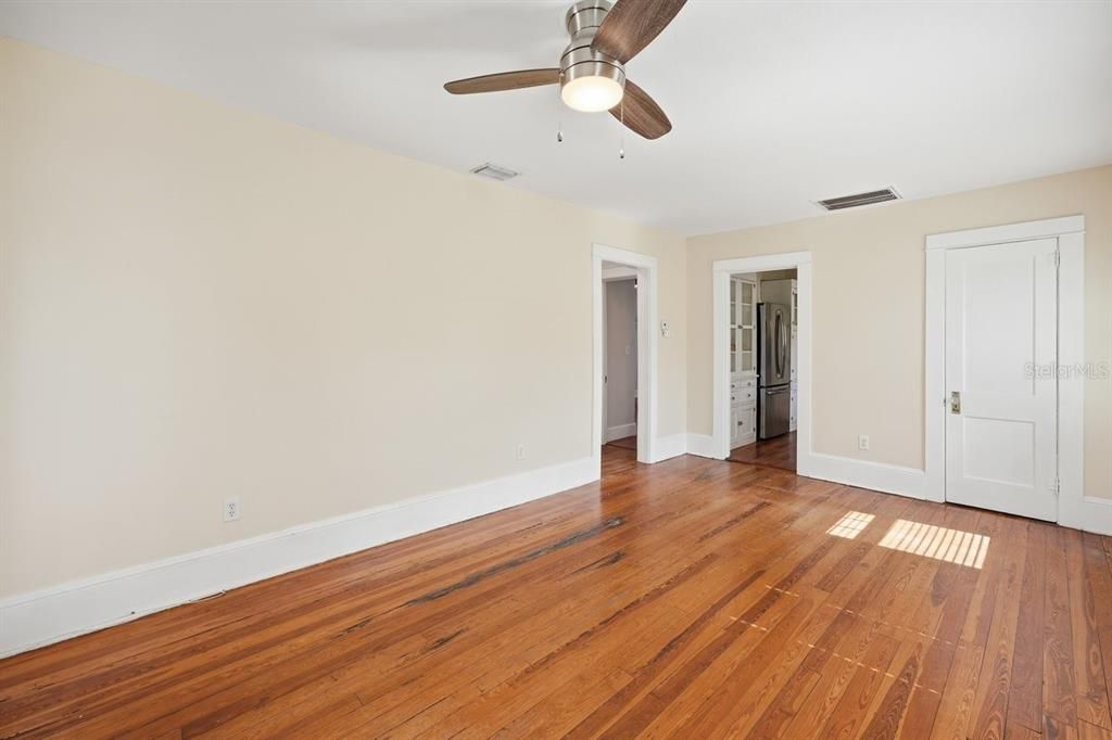 For Sale: $349,900 (2 beds, 1 baths, 912 Square Feet)