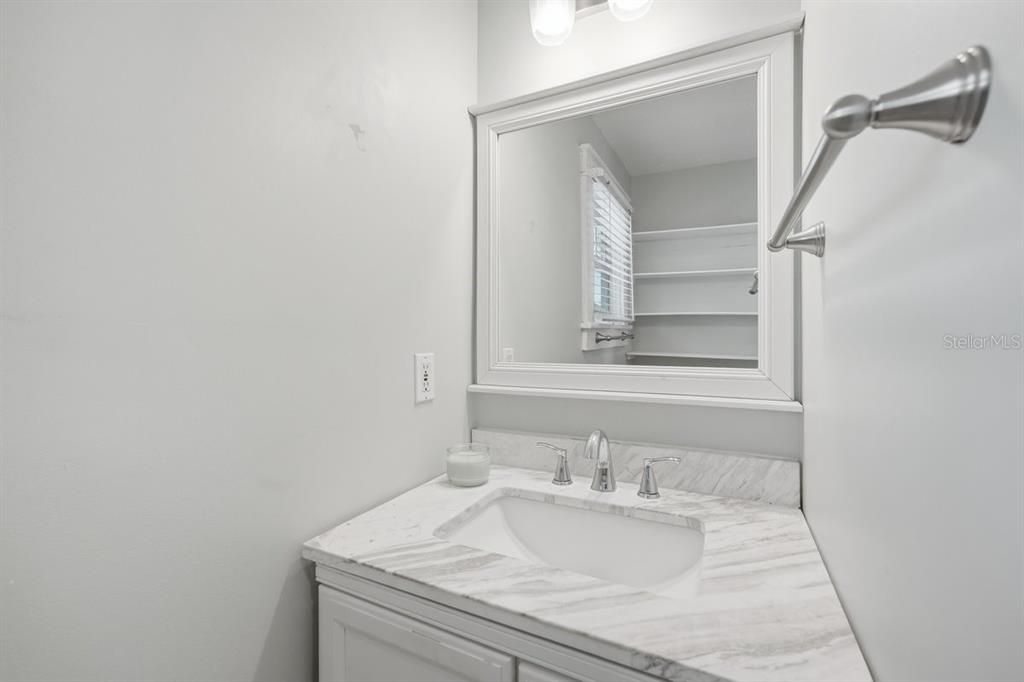 For Sale: $349,900 (2 beds, 1 baths, 912 Square Feet)
