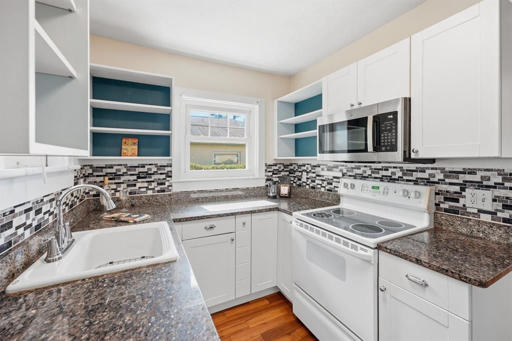 For Sale: $349,900 (2 beds, 1 baths, 912 Square Feet)