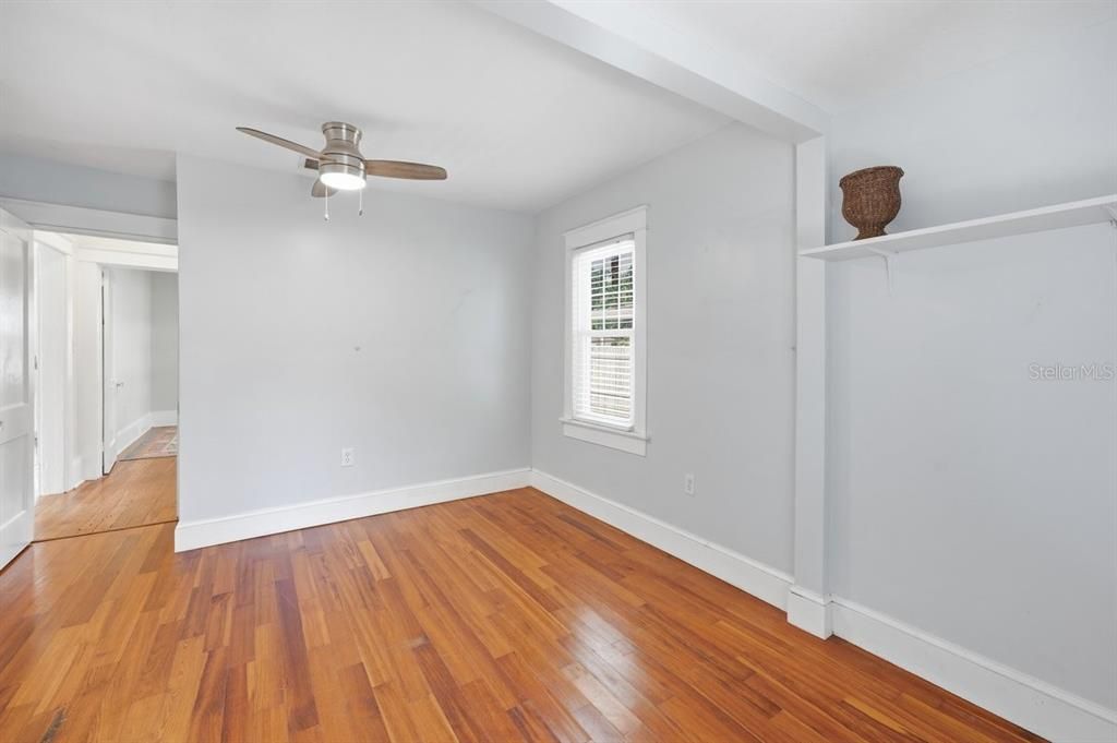 For Sale: $349,900 (2 beds, 1 baths, 912 Square Feet)
