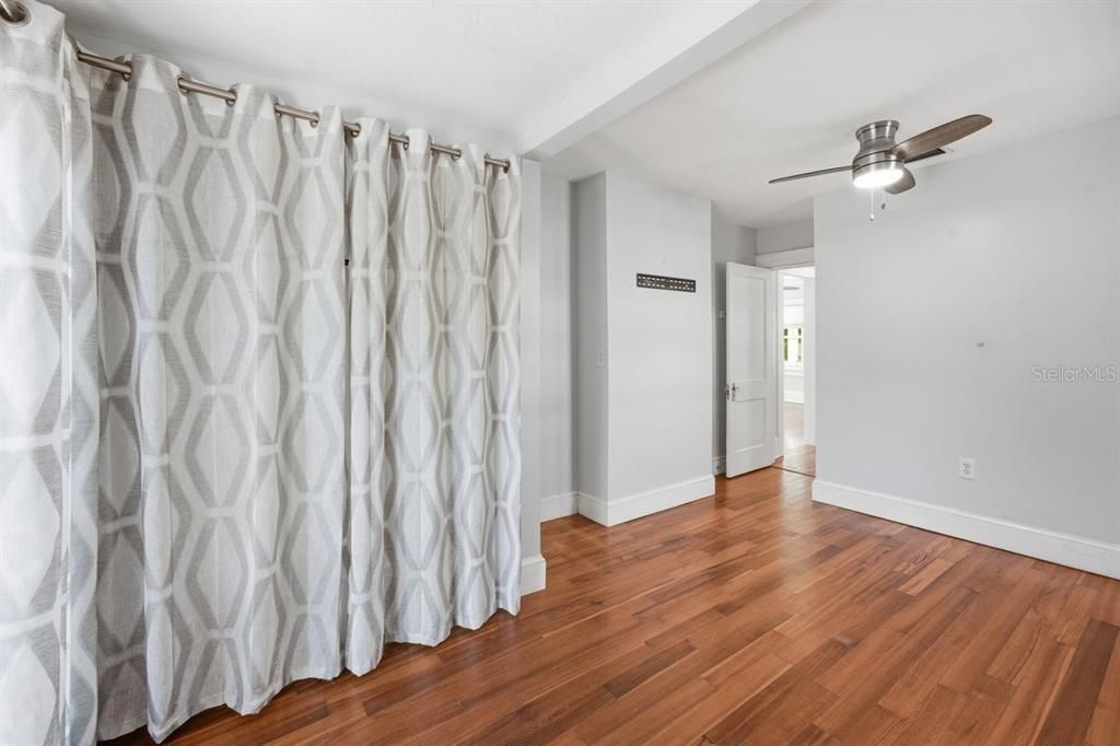For Sale: $349,900 (2 beds, 1 baths, 912 Square Feet)