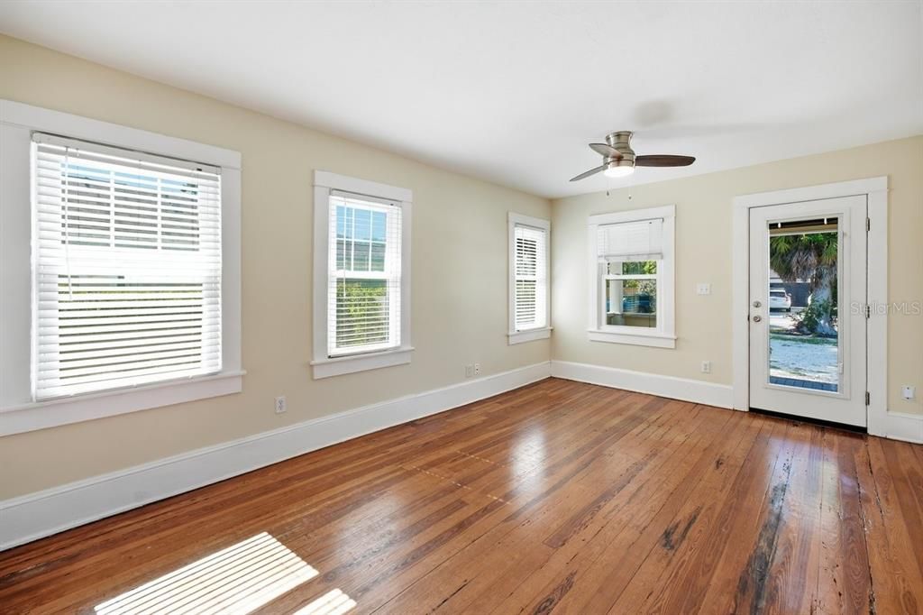 For Sale: $349,900 (2 beds, 1 baths, 912 Square Feet)
