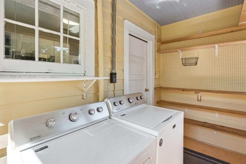 For Sale: $349,900 (2 beds, 1 baths, 912 Square Feet)