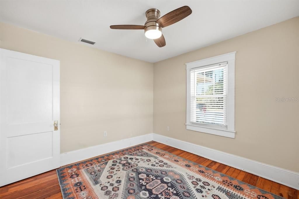 For Sale: $349,900 (2 beds, 1 baths, 912 Square Feet)