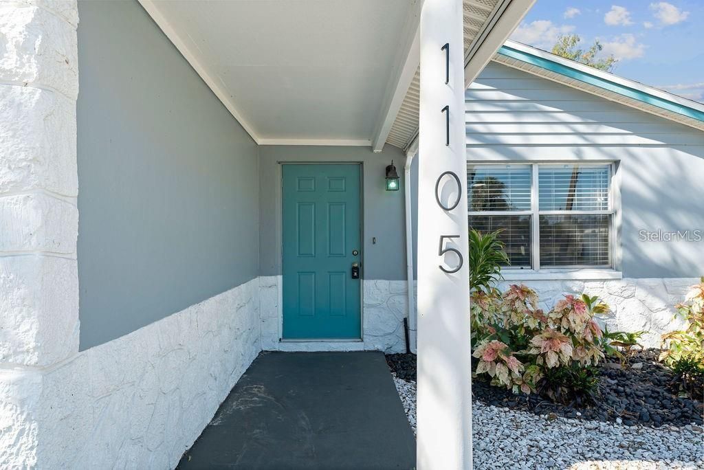 Active With Contract: $309,990 (3 beds, 1 baths, 991 Square Feet)