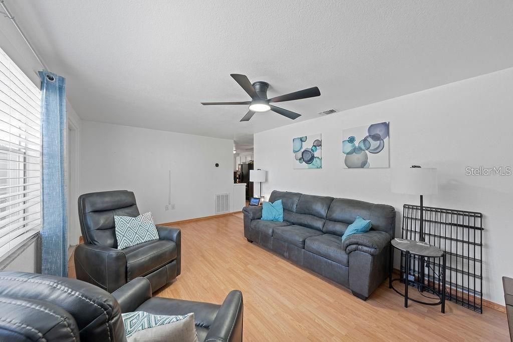 Active With Contract: $309,990 (3 beds, 1 baths, 991 Square Feet)