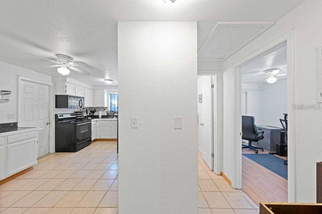 Active With Contract: $309,990 (3 beds, 1 baths, 991 Square Feet)