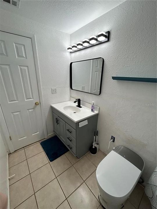 Active With Contract: $309,990 (3 beds, 1 baths, 991 Square Feet)