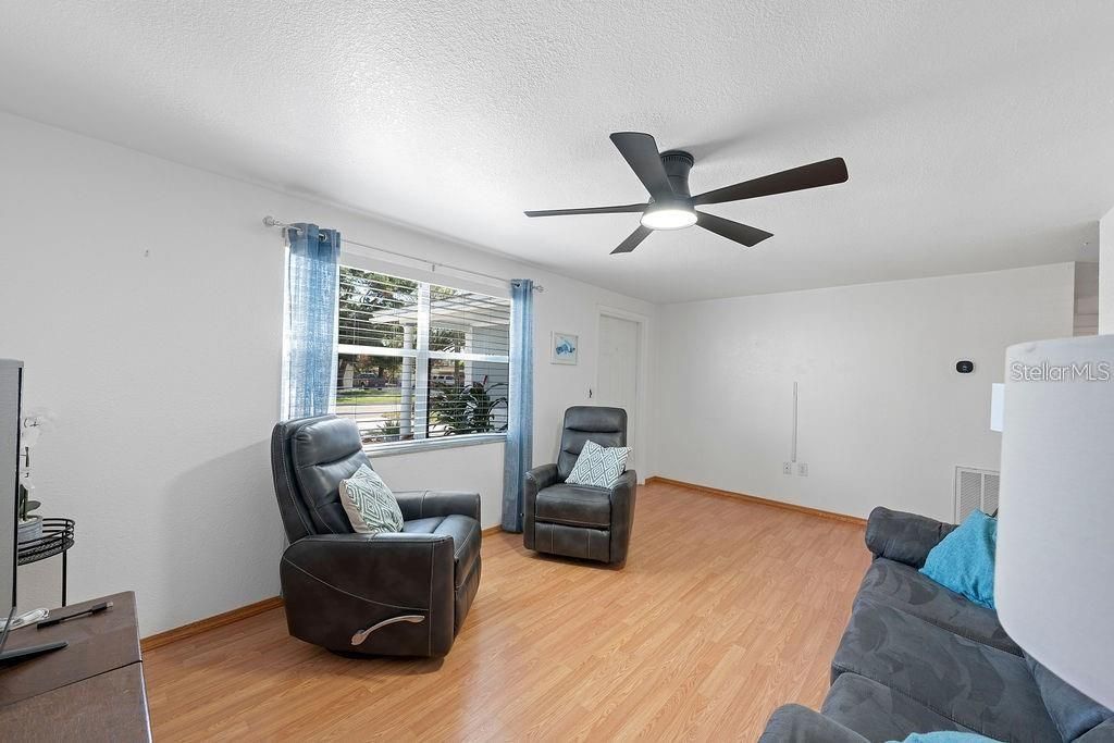 Active With Contract: $309,990 (3 beds, 1 baths, 991 Square Feet)