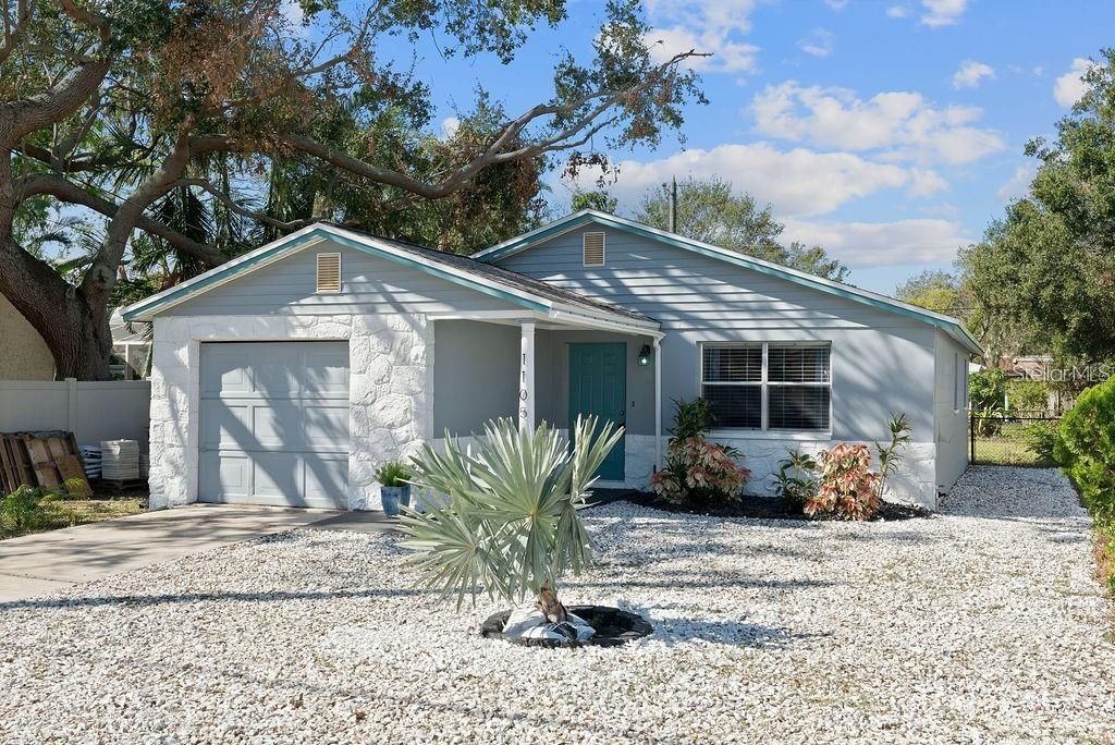 Active With Contract: $309,990 (3 beds, 1 baths, 991 Square Feet)