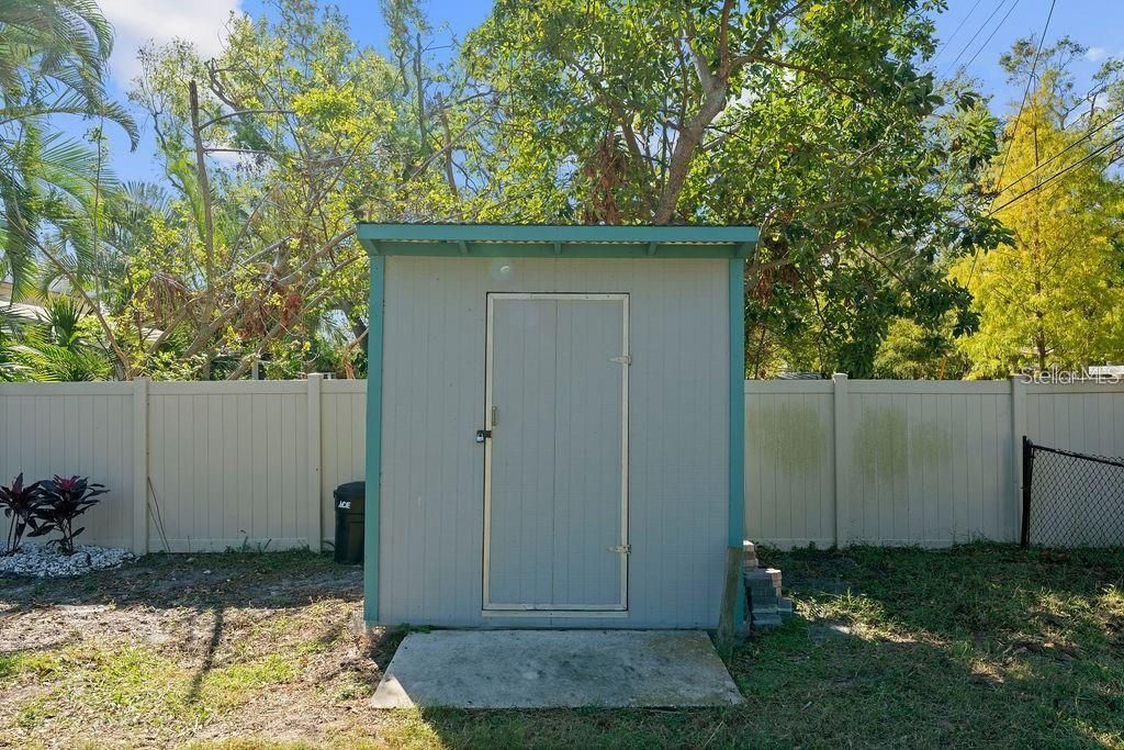 Active With Contract: $309,990 (3 beds, 1 baths, 991 Square Feet)